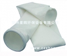 拒水防油針刺氈的生產(chǎn)流程如下： 纖維開(kāi)松--梳理--鋪網(wǎng)--預(yù)刺--主刺--成氈--燒毛--軋光--浸漬PTFE(防水劑)--烘干--定型--軋制--卷裝。 濾布經(jīng)防水防油處理的過(guò)濾袋應(yīng)用在含濕量較大的場(chǎng)