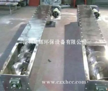 本公司自行設(shè)計(jì)的各種規(guī)格不銹鋼螺旋輸送機(jī)，其整體剛性好、運(yùn)轉(zhuǎn)平穩(wěn)、易對(duì)中、密封可靠，不銹鋼有軸螺旋機(jī)的螺旋軸一般采用兩端部滾動(dòng)軸承支承（滾動(dòng)軸承采用國(guó)內(nèi)外的優(yōu)質(zhì)產(chǎn)